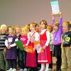 Auch die ganz Kleinen machten beim großen rund einstündigen Programm in der Mehrzweckhalle in Lengenfeld mit. Ihr Motto war "Alle Kinder lernen lesen", denn das wissen bereits die ersten Klassen. Hinterher konnten alle einen Rundgang durchs Gebäude machen.