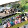 Die Konzerte auf der Veranstaltungsbühne im Glacis-Park sind bei den Besuchern beliebt. 	