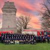 Am Steppacher Wahrzeichen und wahrscheinlich schönstem Platz im Ort, dem Bismarckturm, haben sich die Steppacher Feuerwehrleute zum Gruppenbild für das Jubiläum versammelt.