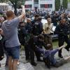 300 Schüler und Abschiebungsgegner sind vor der Berufsschule 11 in Nürnberg mit der Polizei aneinandergeraten.