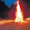 Hoch schlugen die Flammen des Sonnwendfeuers, das der Königsbrunnner Verein für Freizeit und Natur nahe seiner Hütte am Weiherhof entzündete. 