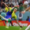 Brasiliens Richarlison gelangt bei der WM gegen Serbien ein Traumtor. Die "Selecao" ist bereits für das Achtelfinale qualifiziert.