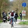 Gerade am Sonntag ist viel los auf dem Weldenbahnradweg, so wie gestern hier bei Hammel. Fußgänger und Radler müssen aneinander vorbei. 