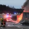 Der Auflieger eines Sattelzugs steht am Montagabend auf der A8 bei Zusmarshausen in Flammen. 