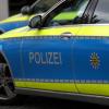 Der Polizeiposten Neresheim sucht nach einem Unbekannten, der ein parkendes Fahrzeug beschädigt hat.