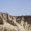 Ein Gänsegeier kreist über der Halbwüste Bardenas Reales.