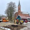 Die Dorferneuerung in Hegnenbach nimmt Gestalt an. Wo vor einem Jahr noch an vielen Stellen Schlamm und Schlaglöcher dominierten, sind die Straßen jetzt asphaltiert, und am Fuße der Pfarrkirche entsteht gerade der neue Dorfplatz mit Baum, Trinkbrunnen und Bänken zum Verweilen.