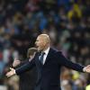 Real Madrids Zinédine Zidane ärgerte sich gegen Wolfsburg am Spielfeldrand so sehr, dass ihm die Hose riss.