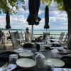 Einen traumhaften Ausblick und gutes Essen können Gäste im Seehaus Schreyegg in Stegen am Ammersee genießen. Doch für die Mitarbeitenden kann so ein Tag am See schon mal stressig werden. 