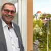 Konrad Barm hat von seinem Amtszimmer im Rathaus aus einen schönen Blick über die Burgauer Innenstadt. Diesen wird bald sein Nachfolger Martin Brenner haben, dem Barm in der Stichwahl unterlegen ist. 	
