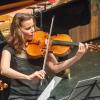 Beatrice Muthelet (Viola) ist eine der Musikerinnen, die beim Galakonzert des Friedberger Musiksommers 2023 im Festorchester spielt. 