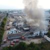 Eine gewaltige Rauchsäule bildete sich am Sonntagnachmittag über Lauingen: Im Norden der Stadt hatte ein Recyclingbetrieb Feuer gefangen. 