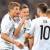 Die hatten gut lachen:  Thomas Müller (links) und Mesut Özil (rechts) jubeln mit Julian Draxler nach dessen Treffer zum 2:0.
