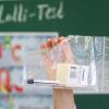 In Nordrhein-Westfalen wurden vor den Sommerferien mehr als 730.000 Schülerinnen und Schüler der knapp 3800 Grund- und Förderschulen zwei Mal pro Woche über einen Pool-Test auf das Coronavirus untersucht - dabei wurden solche Test-Kits verteilt. Bayern braucht bis nach den Sommerferien, um die neuen Tests einzuführen.