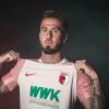 Niklas Dorsch präsentiert das neue Auswärtstrikot des FC Augsburg.