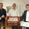 Noch bis Mitte November reifen im Schloss die ersten Burgauer Schlossstollen. Museumsleiter
Philipp Lintner, Bäckermeister Justus Zinner und Bürgermeister Martin Brenner freuen sich. 