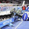 Die zerstörte Trainerbank von Hertha BSC. Nach dem Spiel gegen Nürnberg waren Zuschauer auf den Platz gestürmt. Bild: dpa