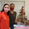 Kerstin Hander und Jana Laible organisieren die Geschenkeaktion „Vöhringen zeigt Herz“. Ihre Mission: Niemand soll an Weihnachten leer ausgehen. Hier haben sie Wunschplaketten in den Läden der Stadt verteilt. 