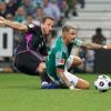 Bremens Marco Friedl (r) und Bayerns Harry Kane kämpfen um den Ball.