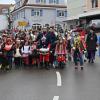 Gemeinsam mit Trommler Albert zogen Schülerinnen und Schüler der Grundschule durch Burgau, um die Gewerbetreibenden aufzufordern, Süßigkeiten und Brezen aus den Fenstern zu werfen. 