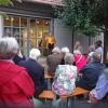 Museumsleiterin Anita Roth erläuterte im Innenhof des Heimatmuseums die aktuelle Sonderausstellung. 