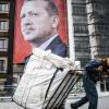 Am Sonntag stimmt die Türkei über das Präsidialsystem ab. Porträts von Präsident Erdogan sind in Istanbul allgegenwärtig – „Evet“ heißt ja und der Rest bedeutet: „Die Worte und Entscheidungen gehören der Nation.“ 