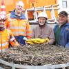 Michael Huber, Oliver Wieser, Gerhard Mayer und Ignaz Mayr (von links) freuen sich über das geborgene  unversehrte Nest, das in den neuen Eisenkorb gedrückt wurde. Die Unmenge von Zweigen lässt ahnen, dass Hunderte von Flügen notwendig waren, um das Storchennest zu formen.