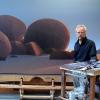 In seinem Höchstädter Atelier schuf Hartmut Pfeuffer (1949-2018) eine große Zahl von Bildern mit Wüstenmotiven. Das Foto entstand im Jahre 2002 und zeigt den Künstler vor einem seiner großformatigen Sahara-Bilder.