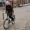 Anna Nietsch ist mit Maske auf ihrem Fahrrad in der Innenstadt unterwegs.