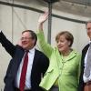 Angela Merkel,  Armin Laschet, und Wolfgang Bosbach (r) auf der Abschlusskundgebung ihrer Partei.
