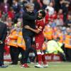 Jürgen Klopp (2.v.r) freut sich mit Mohamed Salah über den ersten Saisonsieg.