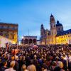 Zahlreiche Teilnehmer stehen mit ihren Plakaten auf einer Kundgebung mehrerer Bündnisse unter dem Motto "Zammreißen! Bayern gegen Rechts" auf dem Odeonsplatz.