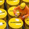 Presslinge, in denen schwach- und mittelradioaktiver Atommüll eingelagert worden ist, kommen in diese gelben, 200 Liter fassenden Tonnen.