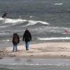 Sturmböen sorgen für eine aufgewühlte Ostsee vor der Halbinsel Fischland in Mecklenburg-Vorpommern.