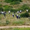 Polizisten aus Großbritannien und aus Portugal durchsuchen das Buschland außerhalb von Praia da Luz im Zuge der Untersuchung im Fall des vermissten britischen Mädchens Madeleine «Maddie» McCann. (Archivbild).