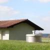 Wie die Gemeinde Apfeldorf in Sachen Wasserversorgung weiter vorgeht, ist noch unklar. Der Brunnen (Foto) bereitet nach der Sanierung keine Probleme mehr, doch ein neuer Hochwasserbehälter ist nach wie vor Thema. 	 	