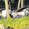 Völlig zertrümmert wurde dieser Pkw von Verkehrsteilnehmern bei Obermeitingen entdeckt: Die Insassen konnten nur noch tot geboren werden. 