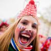 Eine Jeckin feiert am Heumarkt in Köln den Beginn der Karnevalsession.