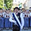 Dirigent Andreas Glatzmaier gab beim Standkonzert am Marktplatz für alle 150 Musikantinnen und Musikanten den Takt vor.