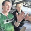 Der Osterbucher Elmar Mair (links) kommentiert mit Benjamin Schwarzenberger die Spiele des FC Augsburg für Sehbehinderte.  