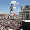 So ähnlich könnte es am Samstag auf dem Rathausplatz aussehen. Zur Demo "Augsburg gegen Rechts" werden Tausende erwartet. Das Bild zeigt die Demo gegen den AfD-Bundesparteitag 2018.