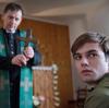 Jonas Fleischauer (Tom Gronau) muss sich regelmäßig von Pater Anselm (Maciej Robakiewicz) exorzieren lassen: Szene aus dem "Polizeiruf 110: Heilig sollt ihr sein".