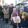 Phasenweise haben nach Schätzungen der Polizei am Samstagnachmittag bis zu 2200 Menschen auf dem Aichacher Stadtplatz für Demokratie und Freiheit demonstriert.