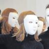 Die Schüler tragen auf der Bühne weiße Masken. Das soll die Wahrnehmung der Körpersprache verstärken.  
