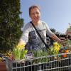 Judith Spiegel hat sich mit Frühlingsblühern und Erde eingedeckt.