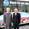 Landrat Christian Knauer (links) und Bürgermeister Dr. Peter Bergmair stellten den Stadtbus vor. Foto: Goßner