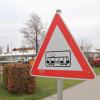 Schon seit Jahren steht in Königsbrunn dieses Schild, das vor einer kreuzenden Straßenbahn warnt. Nun könnte es Realität werden.