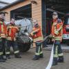 Eine Brandserie hält Feuerwehr und Polizei in Atem. Bei der Feuerwehr Pflugdorf-Stadl (oben von links: Martin Bauer, Kommandant Thomas Lindner, Manfred Hieber, Christoph Schmid) hat man vorsorglich fahrbare Wasserfässer bereitgestellt.