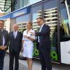 Vor der Glacis-Galerie wurde der erste Hybrid-Bus im Ding-Gebiet vorgestellt (von links): Bundestagsabgeordneter Georg Nüßlein, Stadtrat Reinhard Junginger, Gairing-Chefin Sandra Schnarrenberger und Landrat Thorsten Freudenberger. 