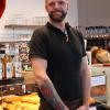 Benjamin Bütow (37) aus Stadtbergen bäckt in seiner Freizeit leidenschaftlich gerne. Im Café Contur in Buttenwiesen bäckt er aber nicht Kuchen, sondern arbeitet er als gelernter Systemgastronom. Dieses Jahr nimmt er an der fünften Staffel der Backshow „Das große Backen“ von Sat. 1 teil. 